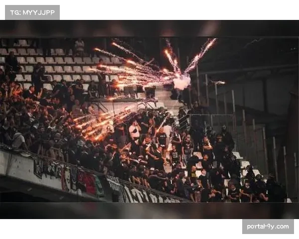 比赛花絮:巴黎王子公园球场因球迷投掷杂物,比赛中断五分钟 比赛花絮:巴黎王子公园球场因球迷投掷杂物,比赛中断五分钟